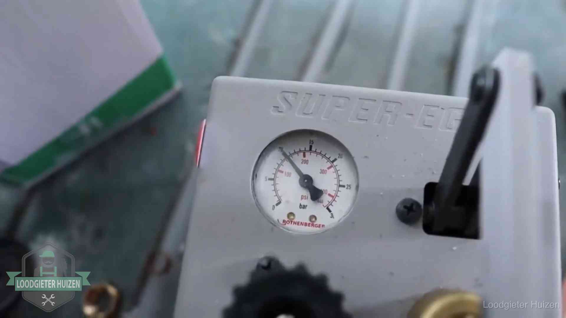 Verzekerd en aansprakelijk in Huizen Manometer van een afperspomp bij controle van nieuw leidingwerk in Huizen