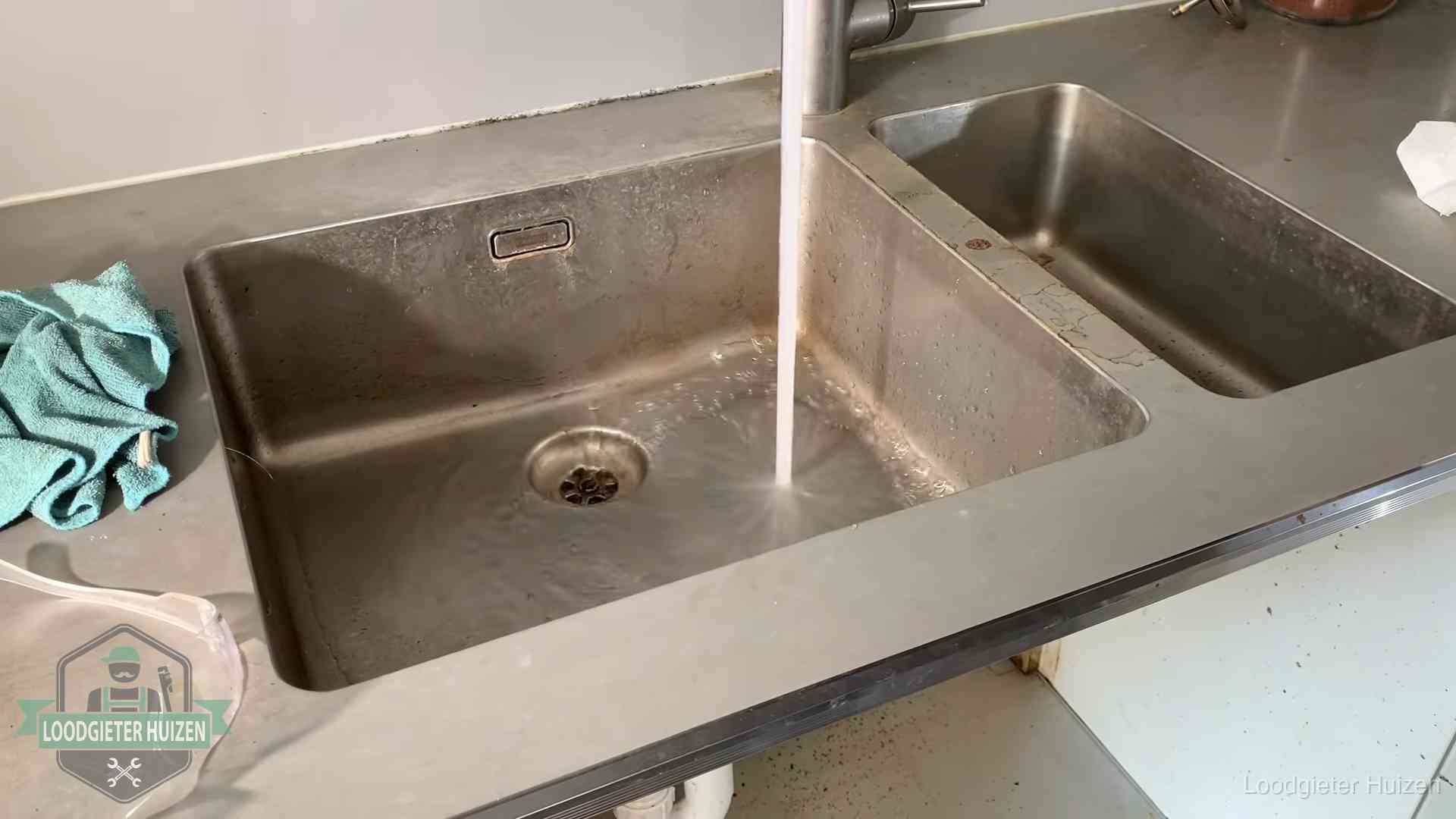 Doorstroomtest van de afvoer bij een gootsteen in Huizen