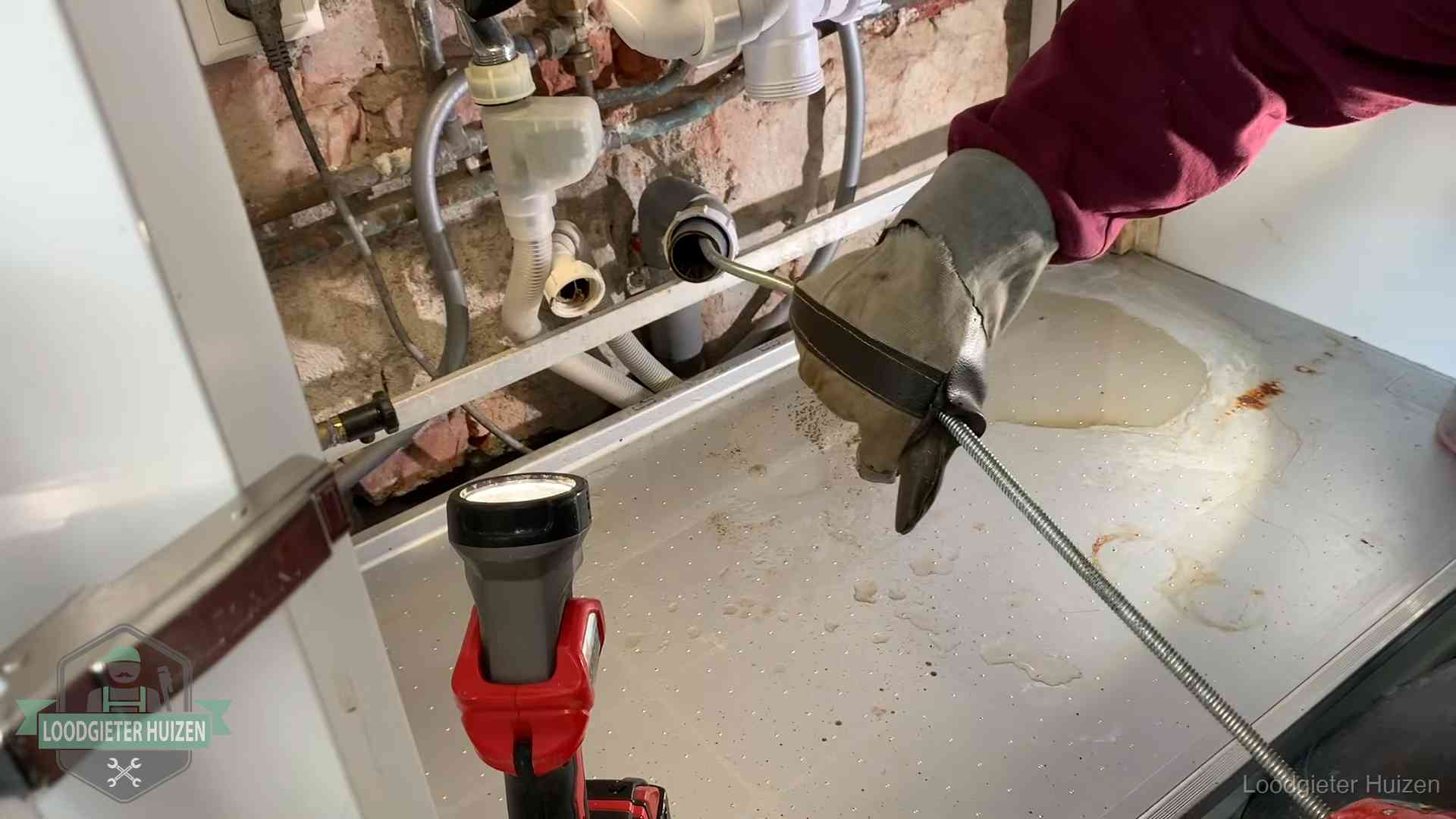 Ontstoppingsveer wordt preventief door een afvoeraansluiting gehaald in Huizen