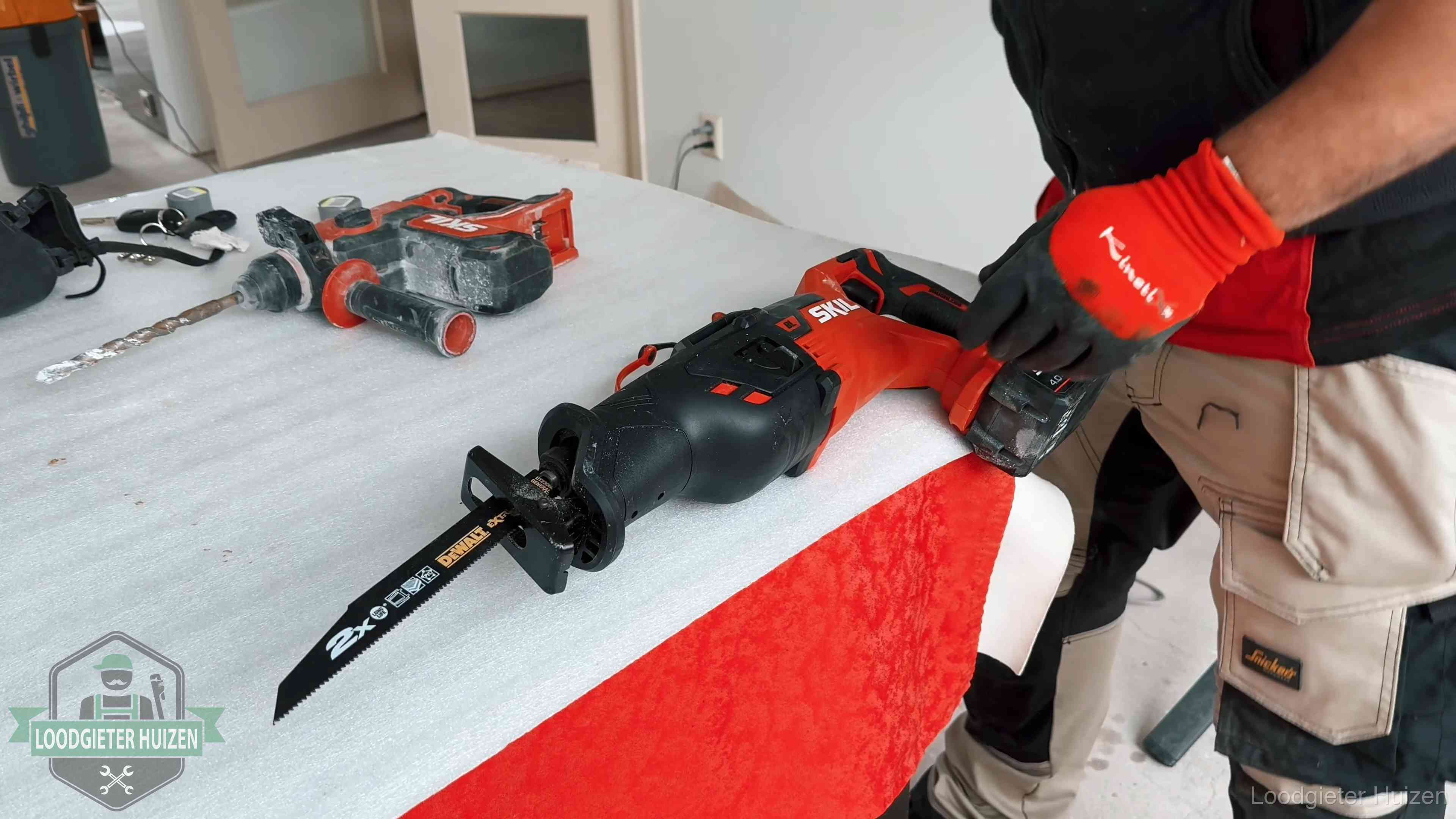 Betrouwbaar loodgietersbedrijf herkennen in Huizen Professioneel gereedschap klaargelegd voor een klus in Huizen
