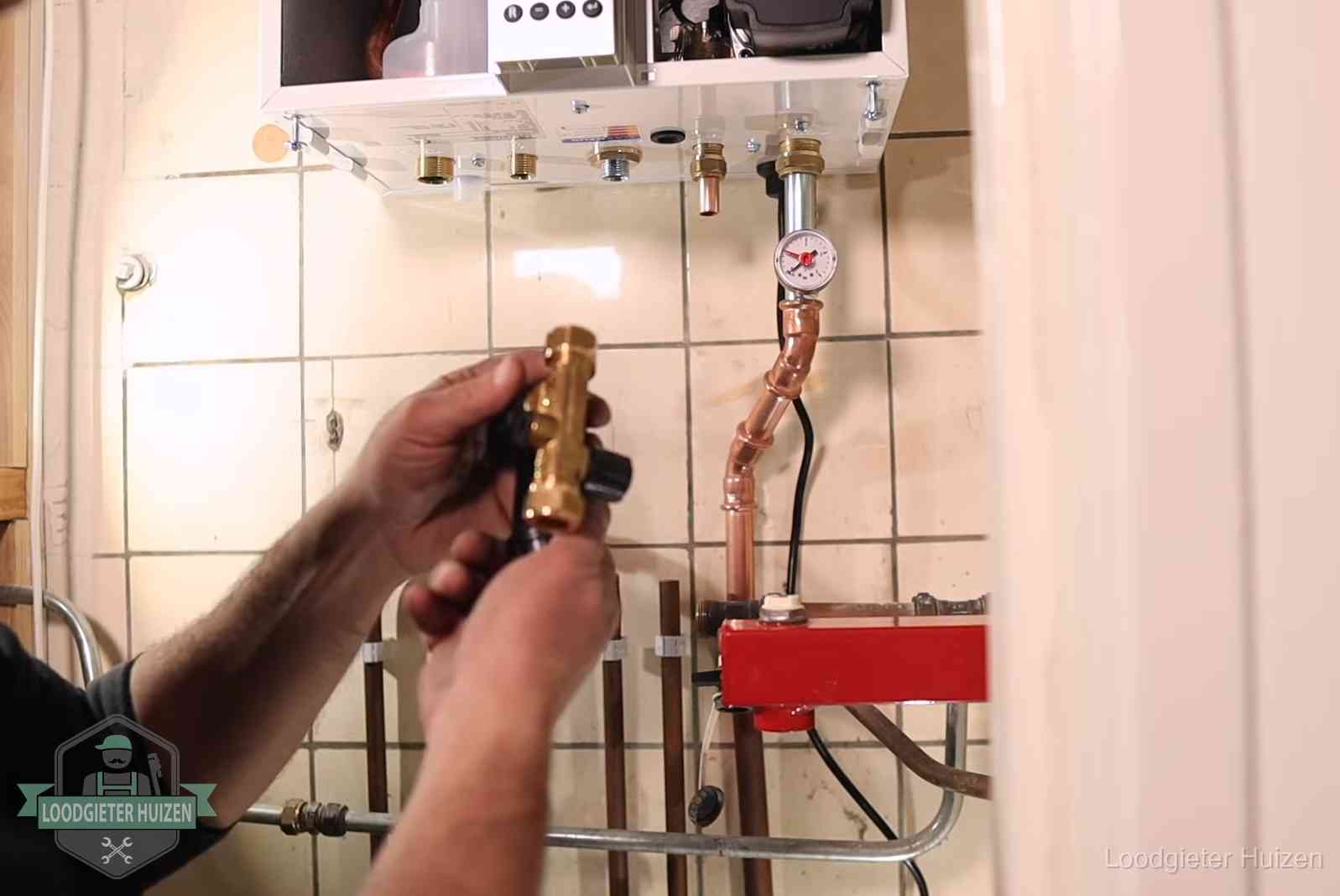 Zelf cv-druk bijvullen in Huizen Vulkraan en manometer onder een cv-ketel voor het bijvullen van de waterdruk in Huizen