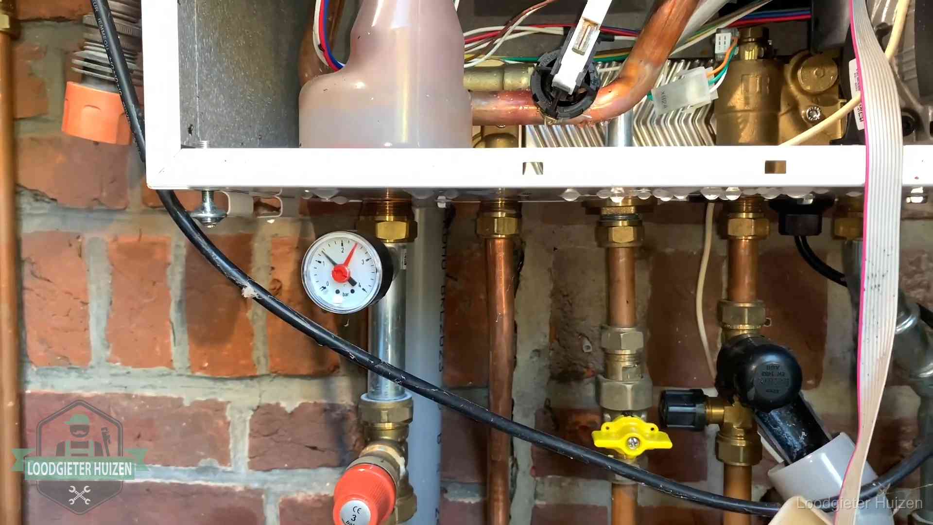 Cv-ketel verliest druk in Huizen Manometer en aansluitleidingen onder een cv-ketel in Huizen bij controle op drukverlies