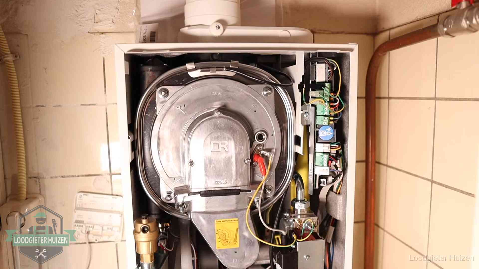 Hoe vaak cv-onderhoud in Huizen Geopende cv-ketel met warmtewisselaar tijdens periodiek onderhoud in Huizen