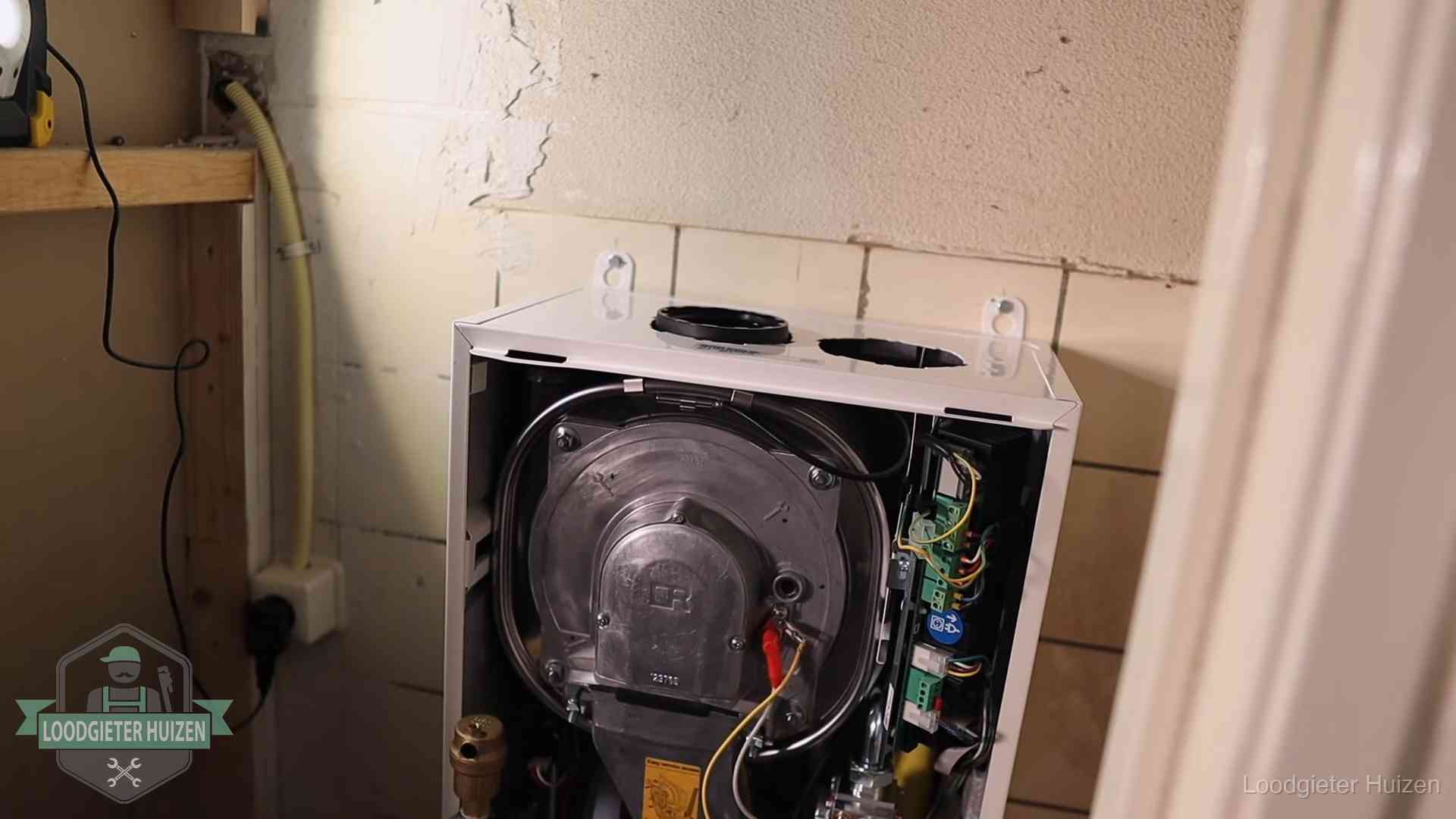 Onderhoudsbeurt cv-ketel in Huizen Geopende cv-ketel tijdens een onderhoudsbeurt in Huizen, met brander en warmtewisselaar zichtbaar