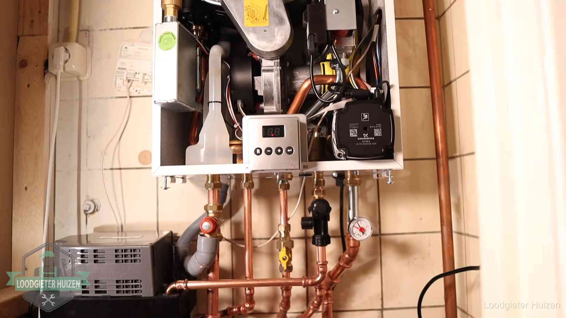 Zuiniger stoken na cv-onderhoud in Huizen Geopende cv-ketel met brander en cv-pomp tijdens een onderhoudsbeurt in Huizen