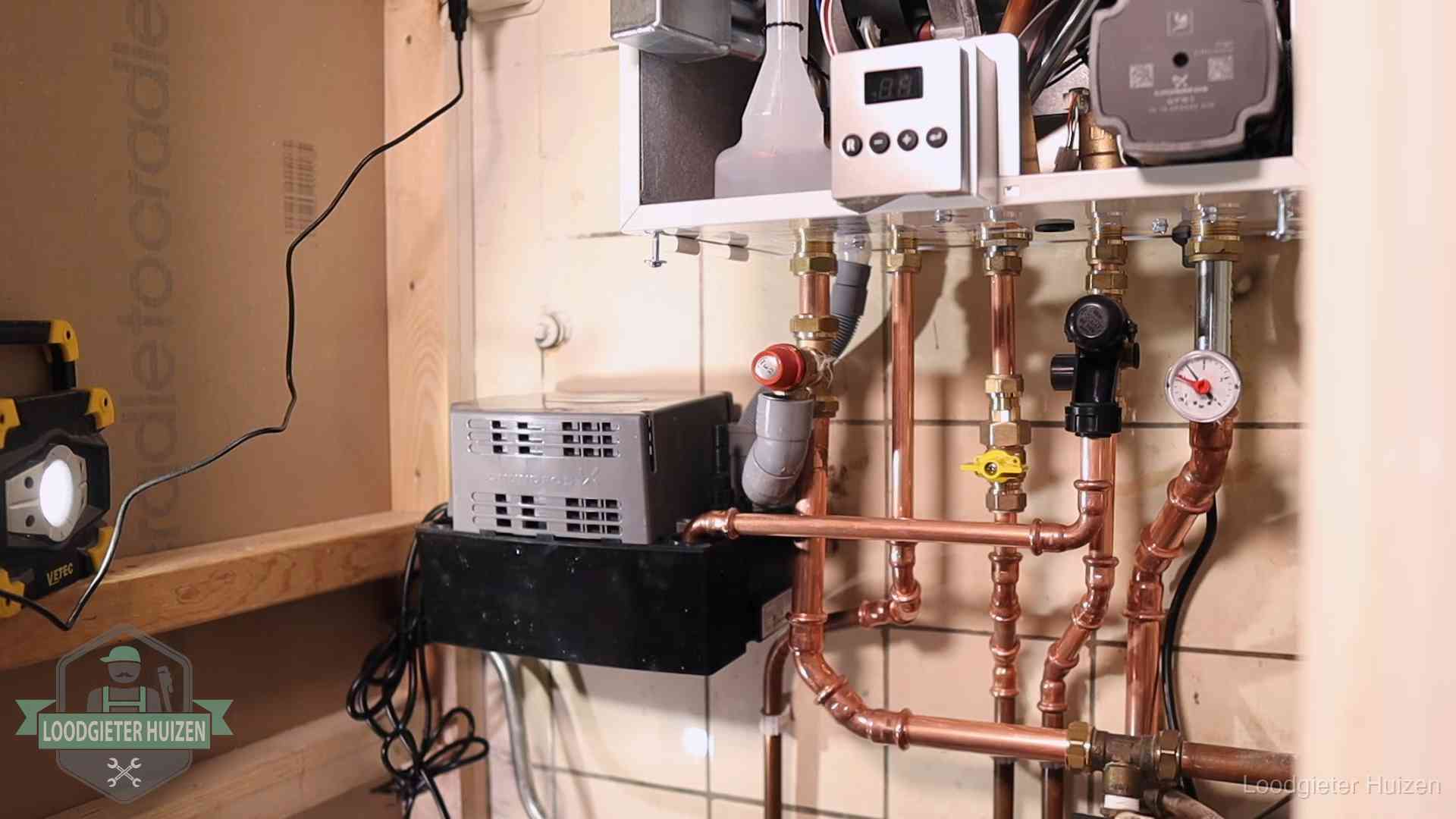 Levensduur van je cv-ketel in Huizen Nieuw koperen leidingwerk met pomp en manometer onder een vervangen cv-opstelling in Huizen