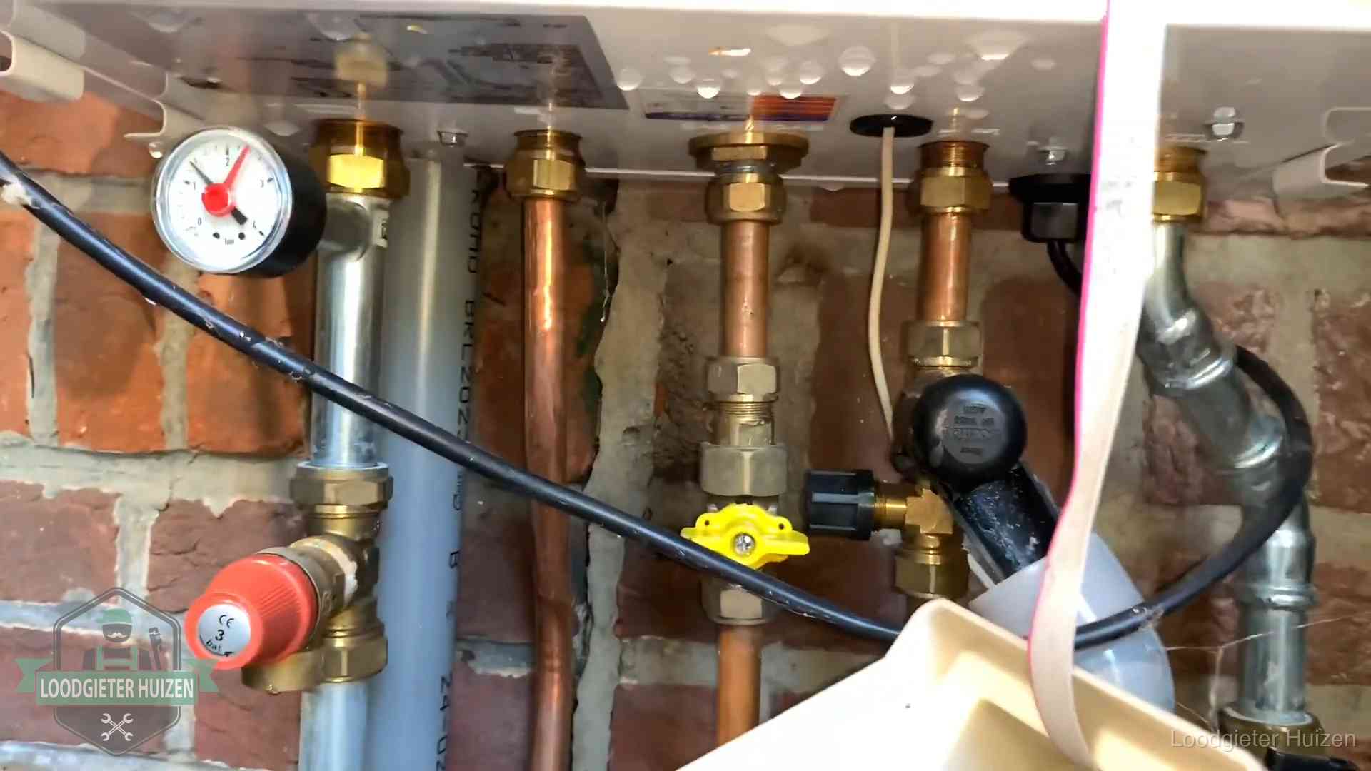 Kosten cv-ketel onderhoud in Huizen Onderaansluitingen van een cv-ketel met manometer en gaskraan in Huizen