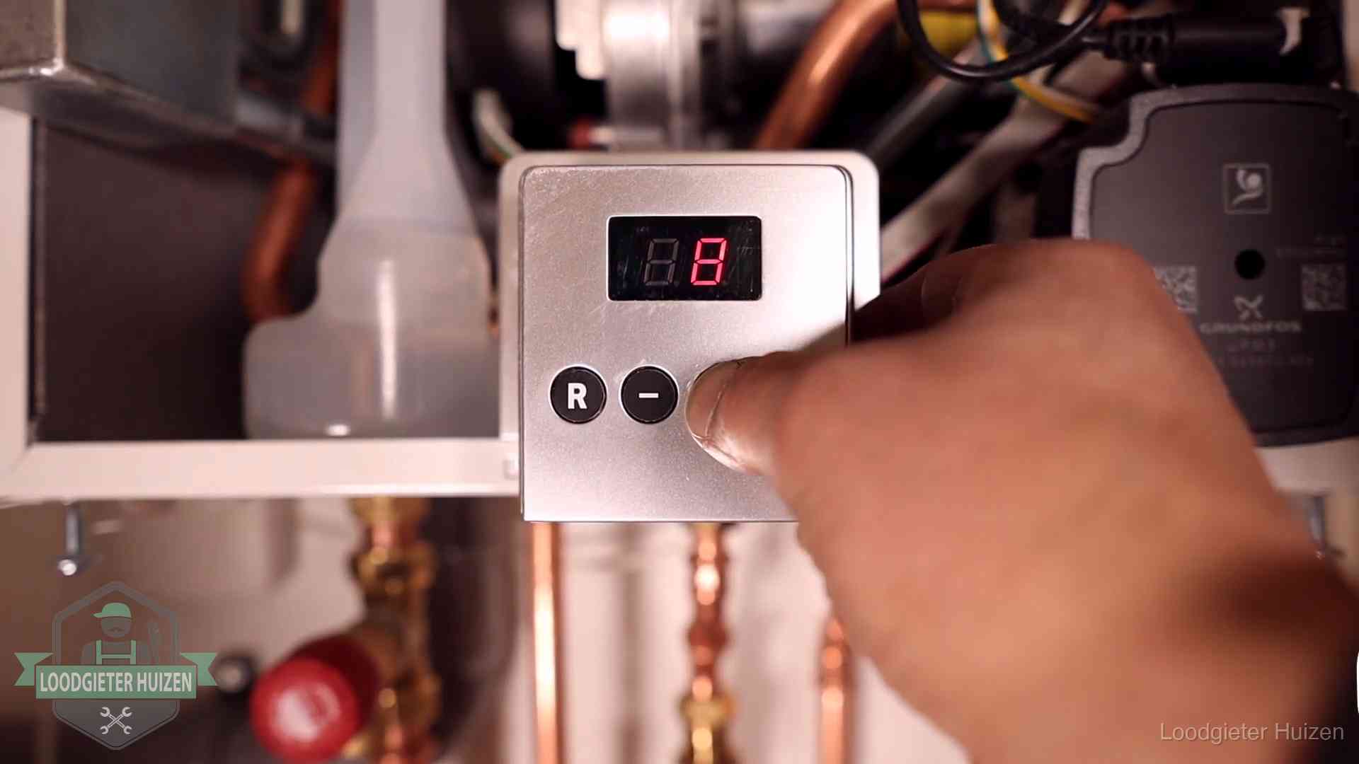 Cv-storing uitlezen in Huizen Monteur bedient het display van een cv-ketel bij een storing in Huizen