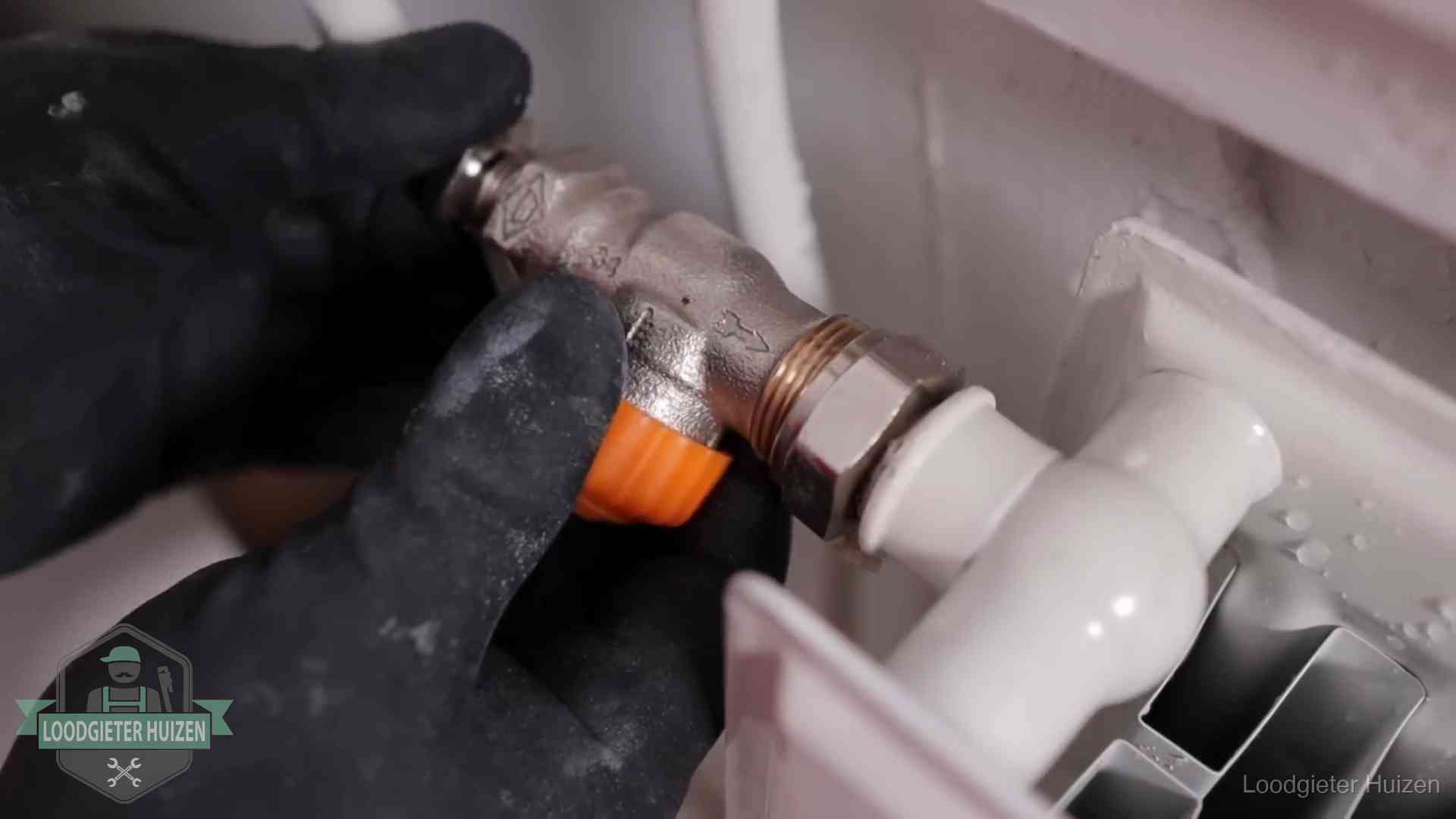 Je cv winterklaar maken in Huizen Thermostaatkraan wordt gemonteerd op een radiator in Huizen voor het stookseizoen
