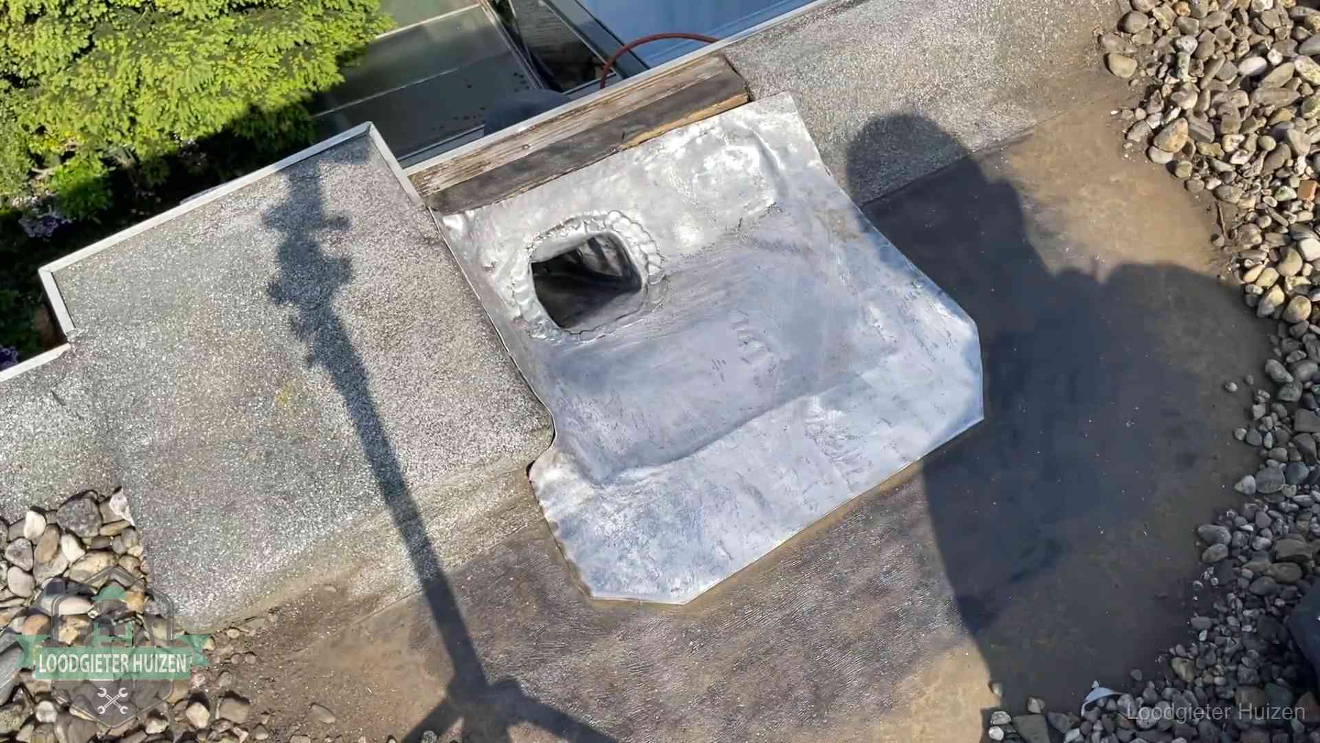 Noodafdichting bij daklekkage in Huizen Vers afgedichte dakdoorvoer met lood en zink op een plat dak in Huizen