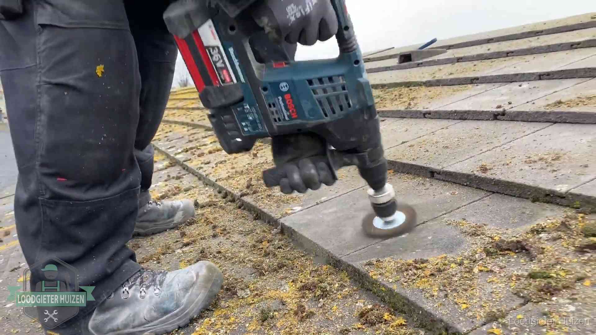 Dakonderhoud en preventie in Huizen Betonnen dakpannen worden machinaal gereinigd tijdens dakonderhoud in Huizen