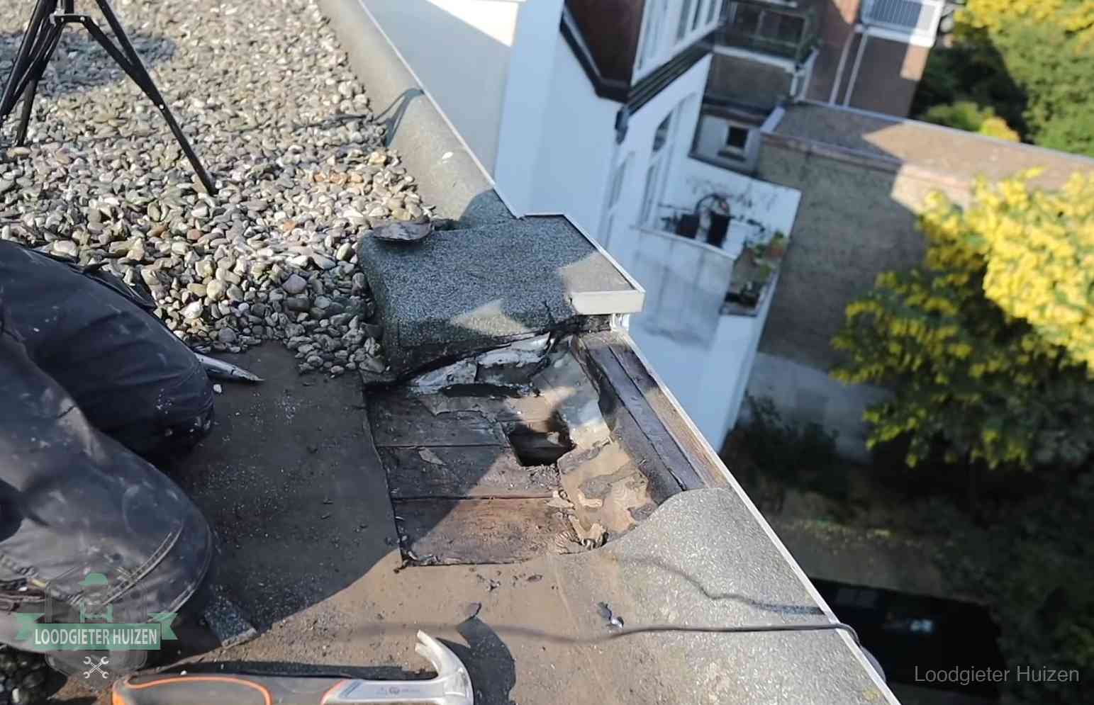 Gevolgen van een daklekkage in Huizen Opengelegde dakrand met verrot dakbeschot door een langdurige daklekkage in Huizen