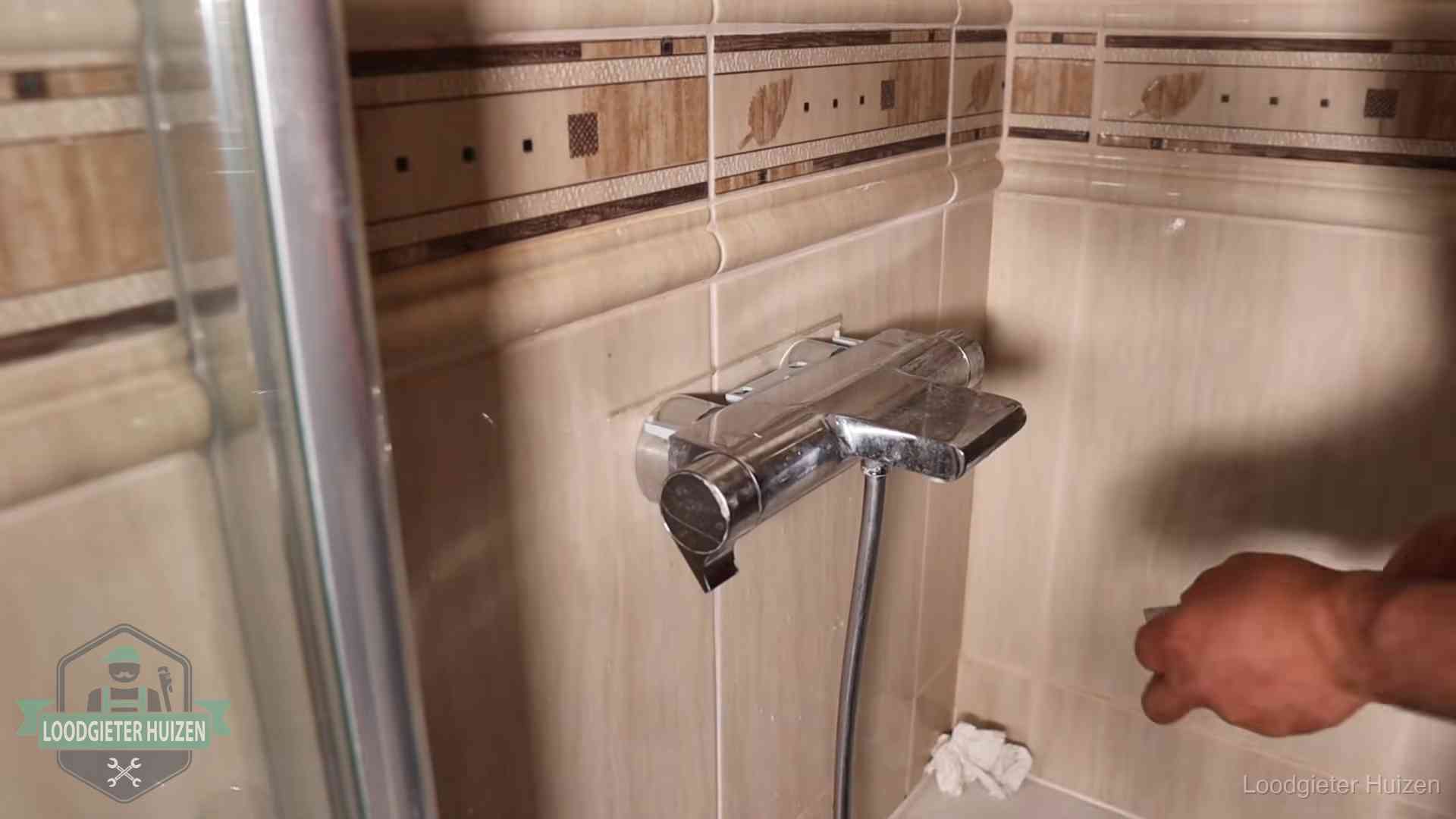 Kalkaanslag en je cv-ketel in Huizen Verkalkte douche-mengkraan in Huizen, hetzelfde kalk dat zich in de warmtewisselaar afzet