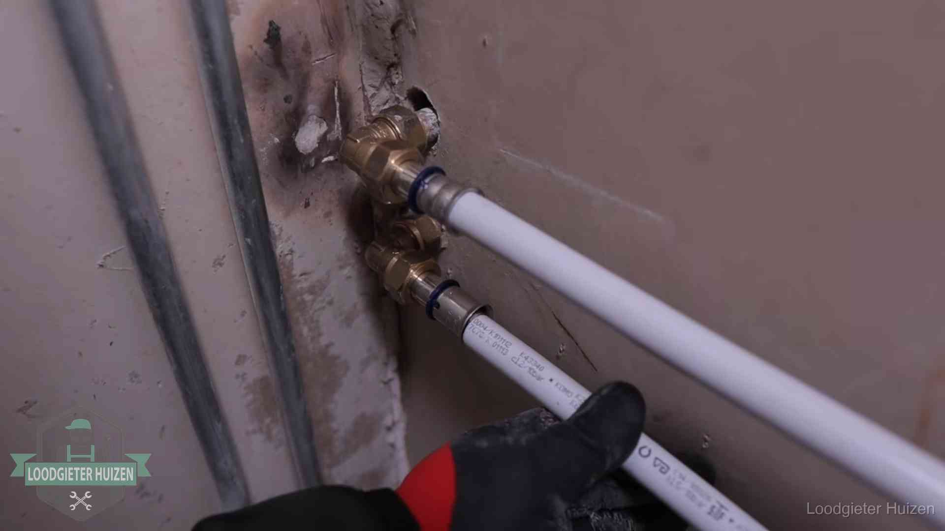Kwaliteitsnormen voor loodgieterswerk in Huizen Meerlagenbuizen met keurmerk en rvs persfittingen op muuraansluitingen in Huizen