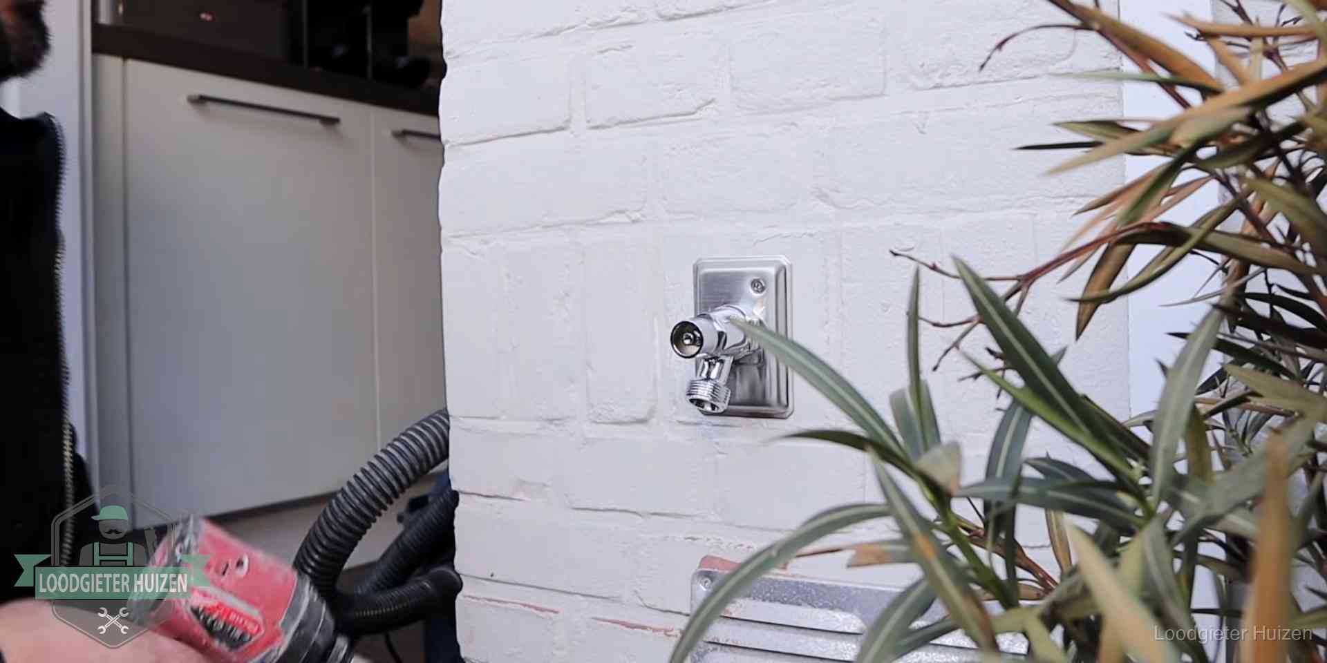 Daklek of leidinglek testen in Huizen Chromen kraan op een muurplaat bij een woning in Huizen, dichtdraaien is stap een van de lektest