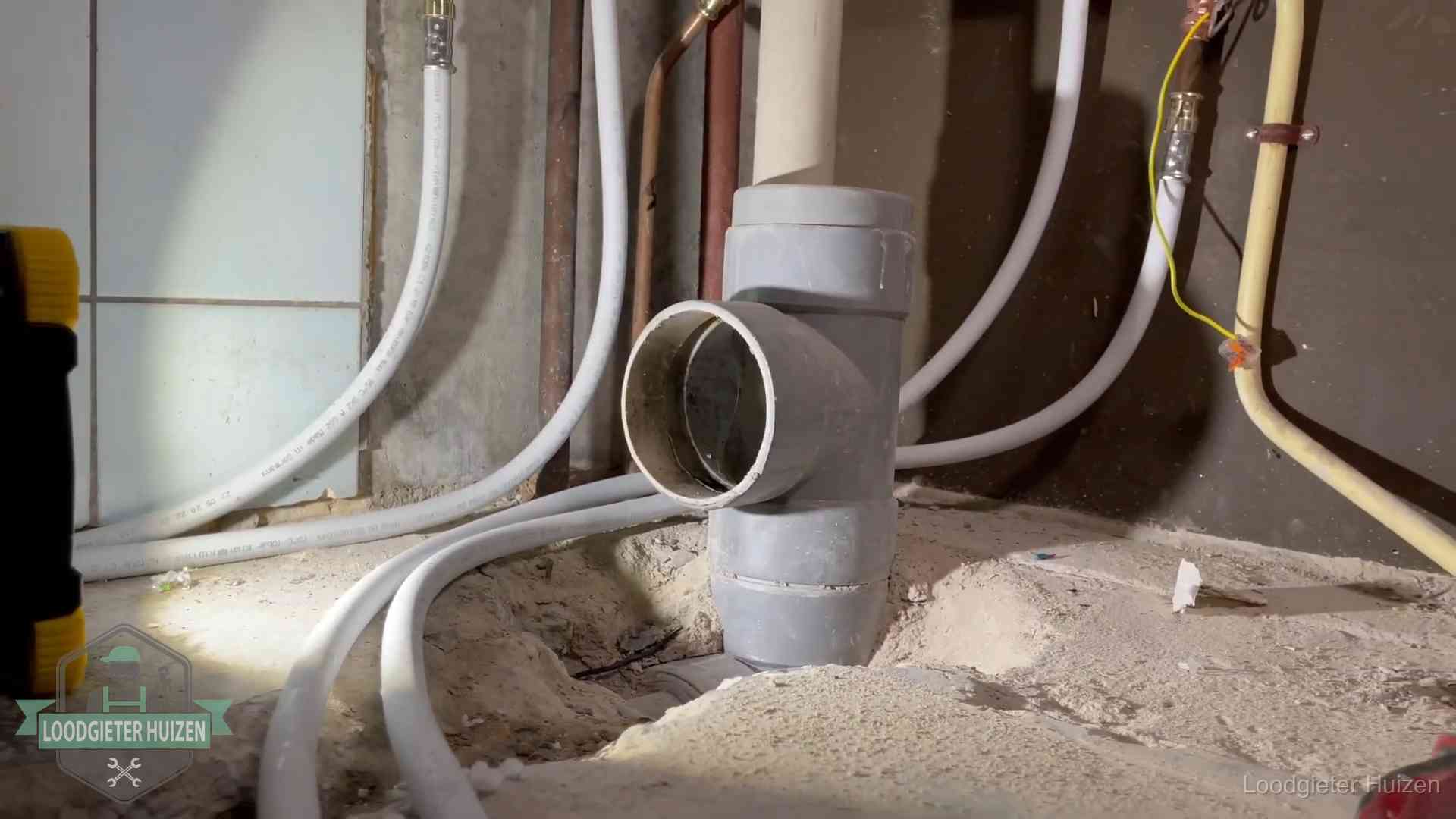 Vocht in kelder of kruipruimte in Huizen Leidingwerk op de zandbodem van een kruipruimte in Huizen, waar lekkages en vocht vaak samenkomen