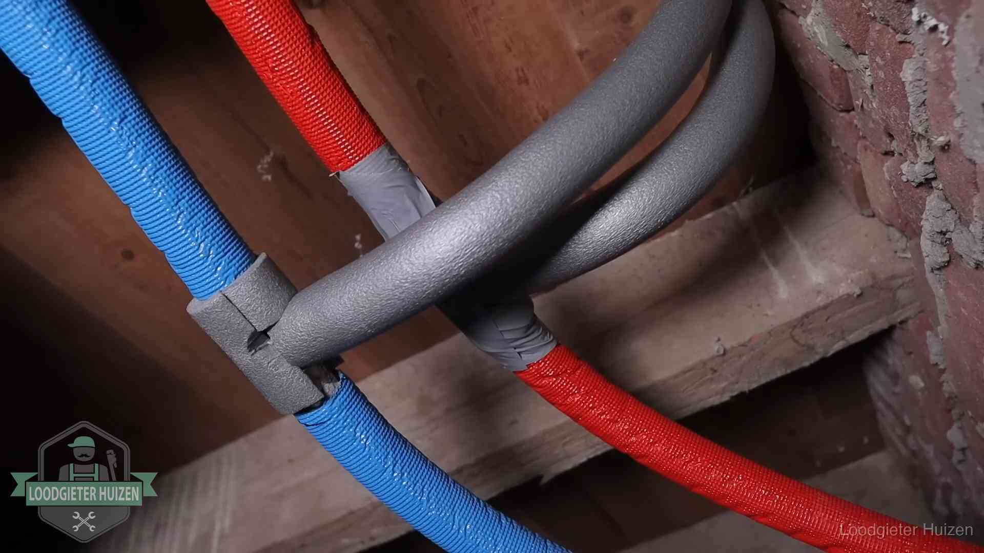 Bevroren leidingen voorkomen in Huizen Geïsoleerde waterleidingen langs houten balken tegen bevriezing in Huizen