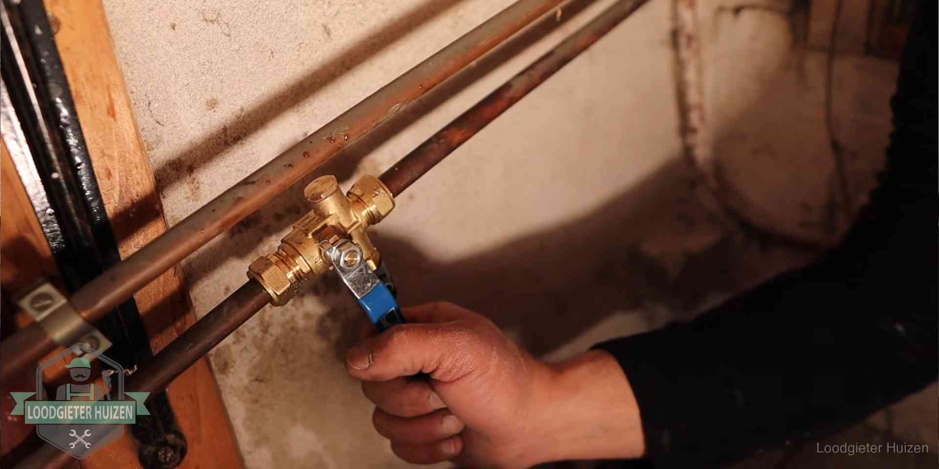 Van opsporen tot herstel in Huizen Loodgieter monteert een messing kraan op oude koperen leidingen na lekdetectie in Huizen