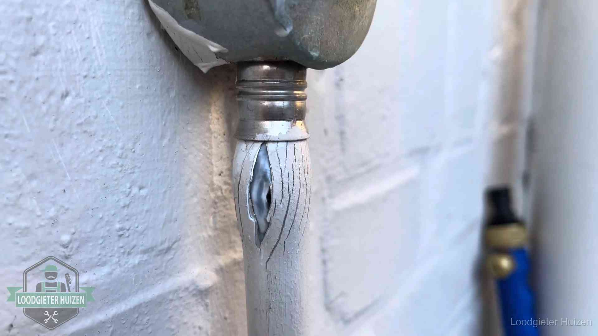 Wanneer lekdetectie in Huizen Oude waterleiding in Huizen waar de verf openscheurt, een stille aanwijzing voor een beginnend lek