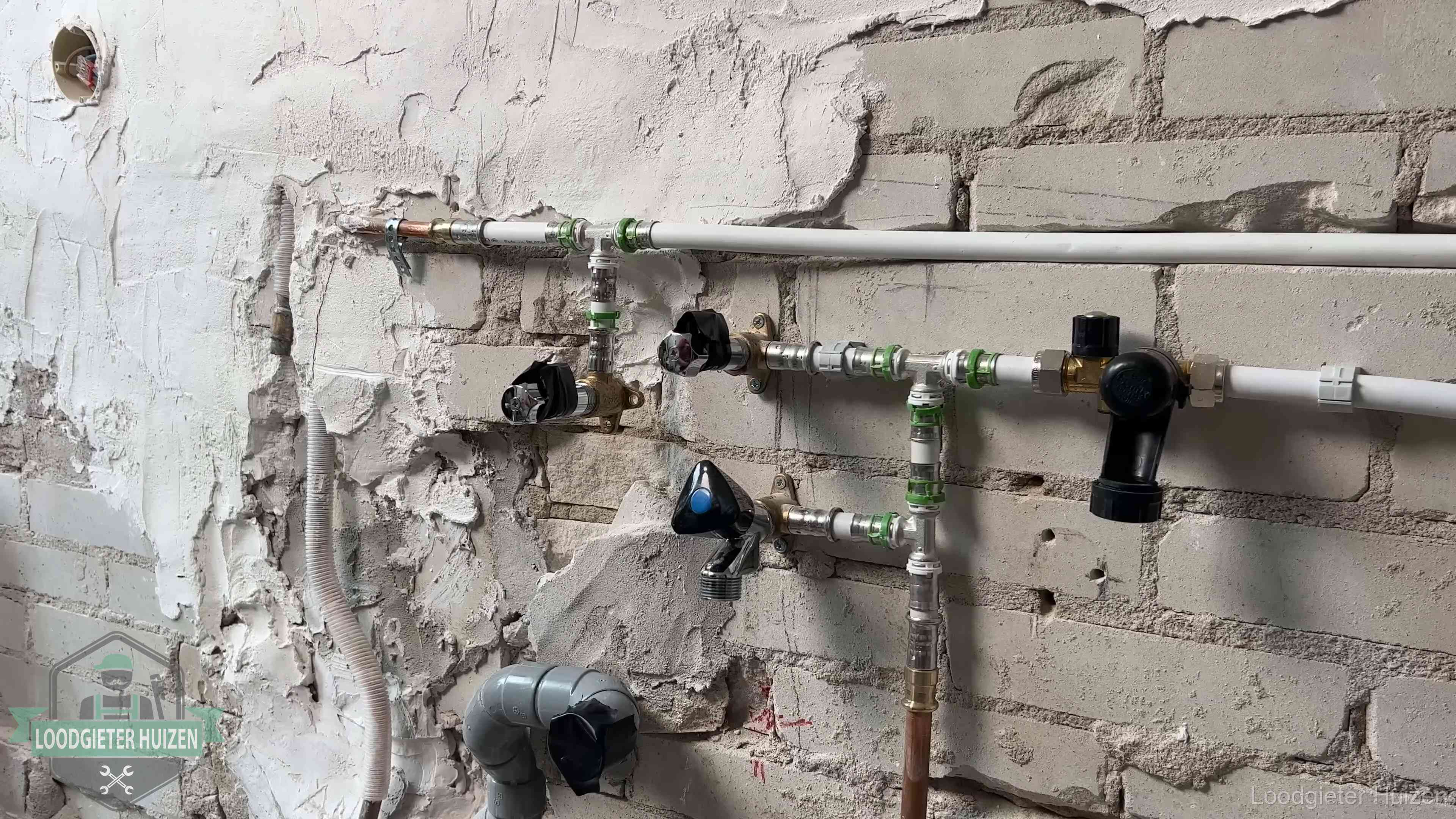Diensten van ons loodgietersbedrijf in Huizen Nieuw aangelegd leidingwerk met persfittingen tijdens een verbouwing in Huizen