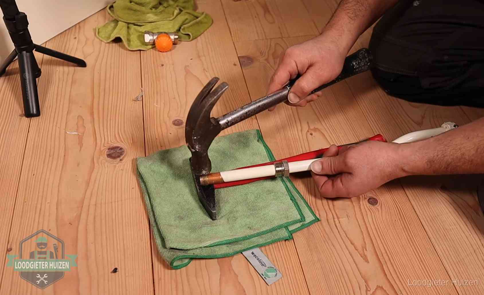 Rode vlaggen bij loodgieters in Huizen Geimproviseerd gereedschap bij een klus in Huizen, een teken om op te letten wie je binnenhaalt