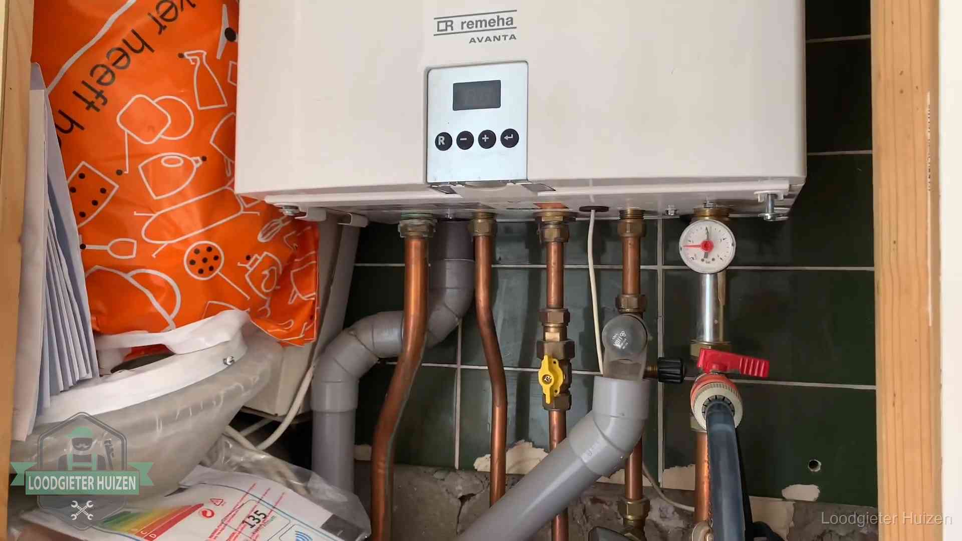 Remeha cv-ketel onderhoud in Huizen Oudere Remeha cv-ketel in een ketelkast in een woning in Huizen