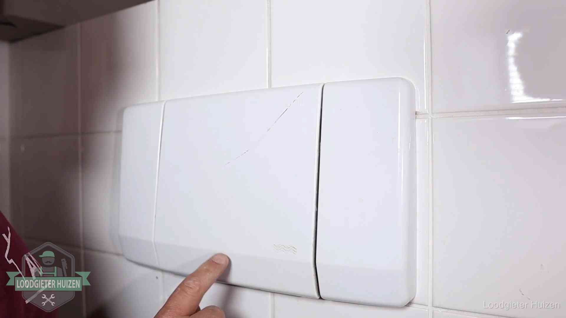 Oorzaken van een verstopte wc in Huizen Bedieningspaneel van een inbouwreservoir van een hangend toilet in Huizen