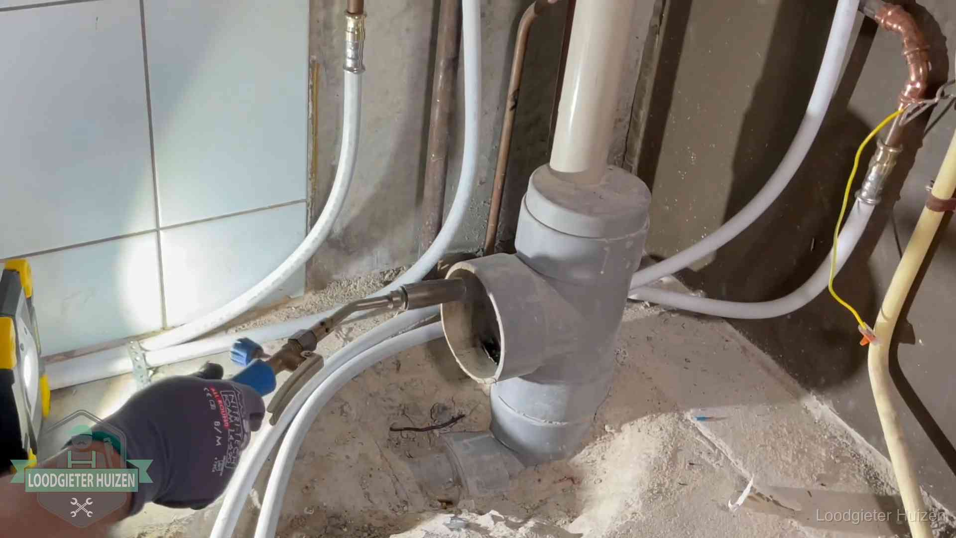 Loodgieter werkt aan leidingen bij de pvc-standleiding van een huurwoning in Huizen
