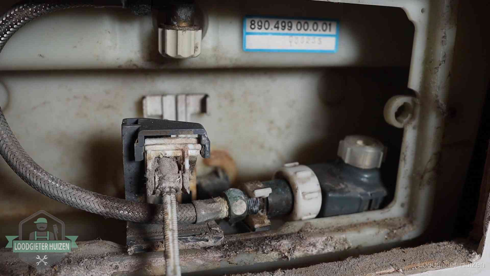 Stortbak en spoelmechanisme in Huizen Verkalkt binnenwerk van een stortbak met vlotterkraan in Huizen