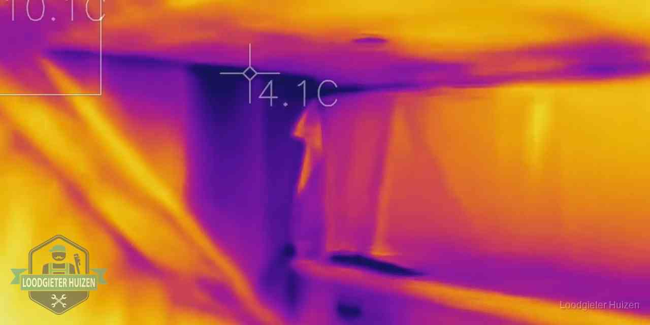Thermografie bij lekdetectie in Huizen Warmtebeeldopname van een vloerconstructie tijdens lekdetectie in Huizen