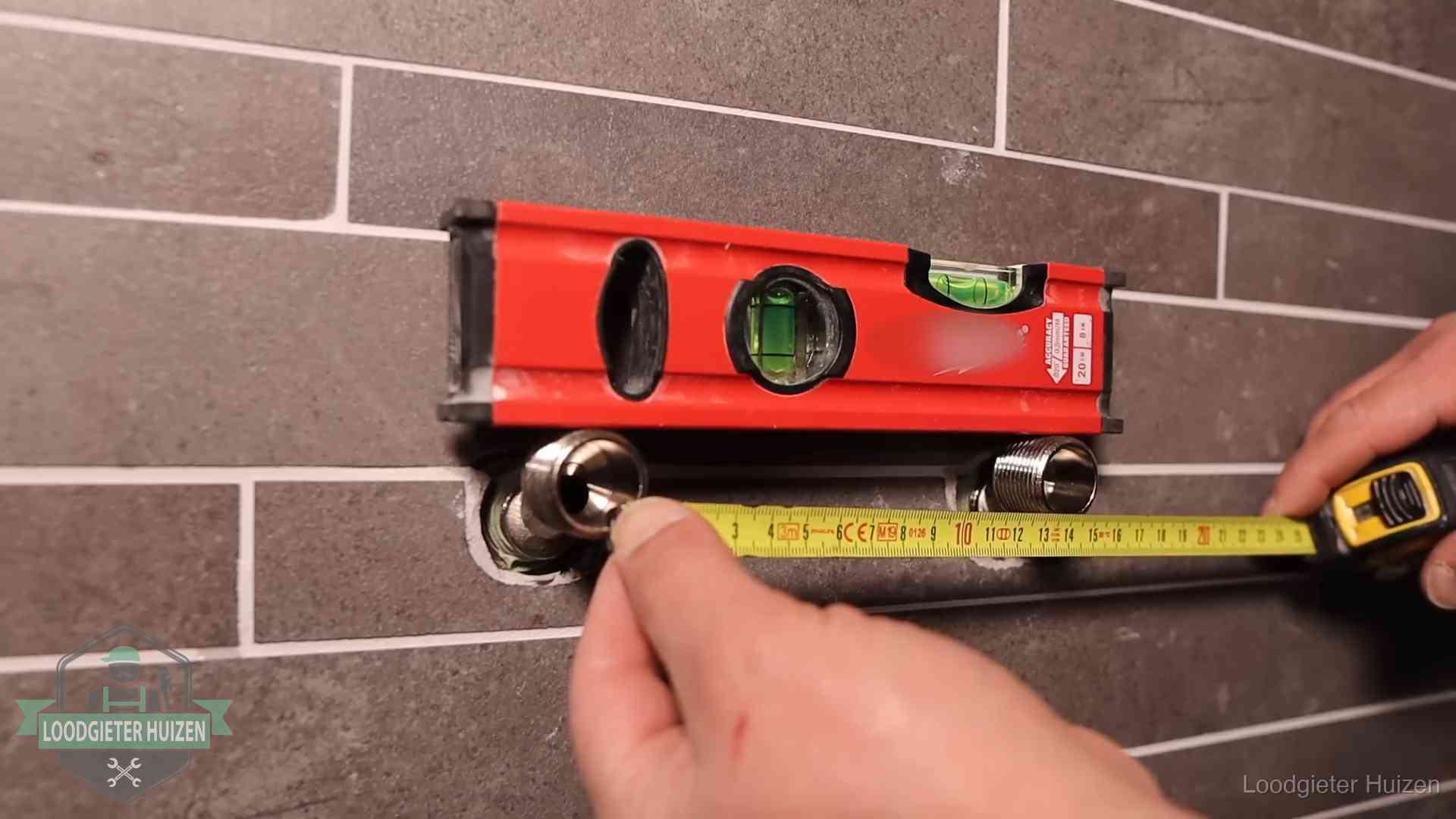Kwaliteit en je vangnet als klant in Huizen Waterpas en duimstok bij kraan-aansluitpunten in een badkamer in Huizen