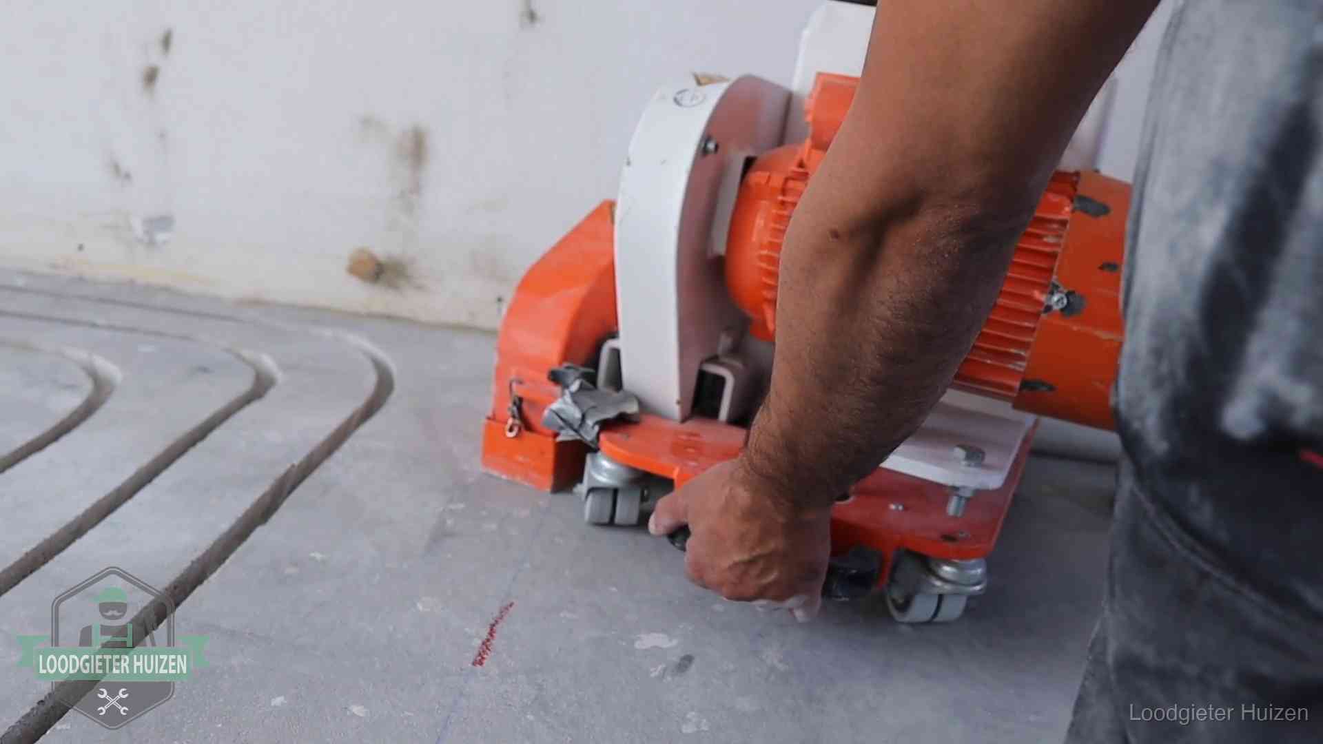 Lekkage in de vloerverwarming opsporen in Huizen Sleuvenpatroon voor vloerverwarming in de dekvloer van een woning in Huizen