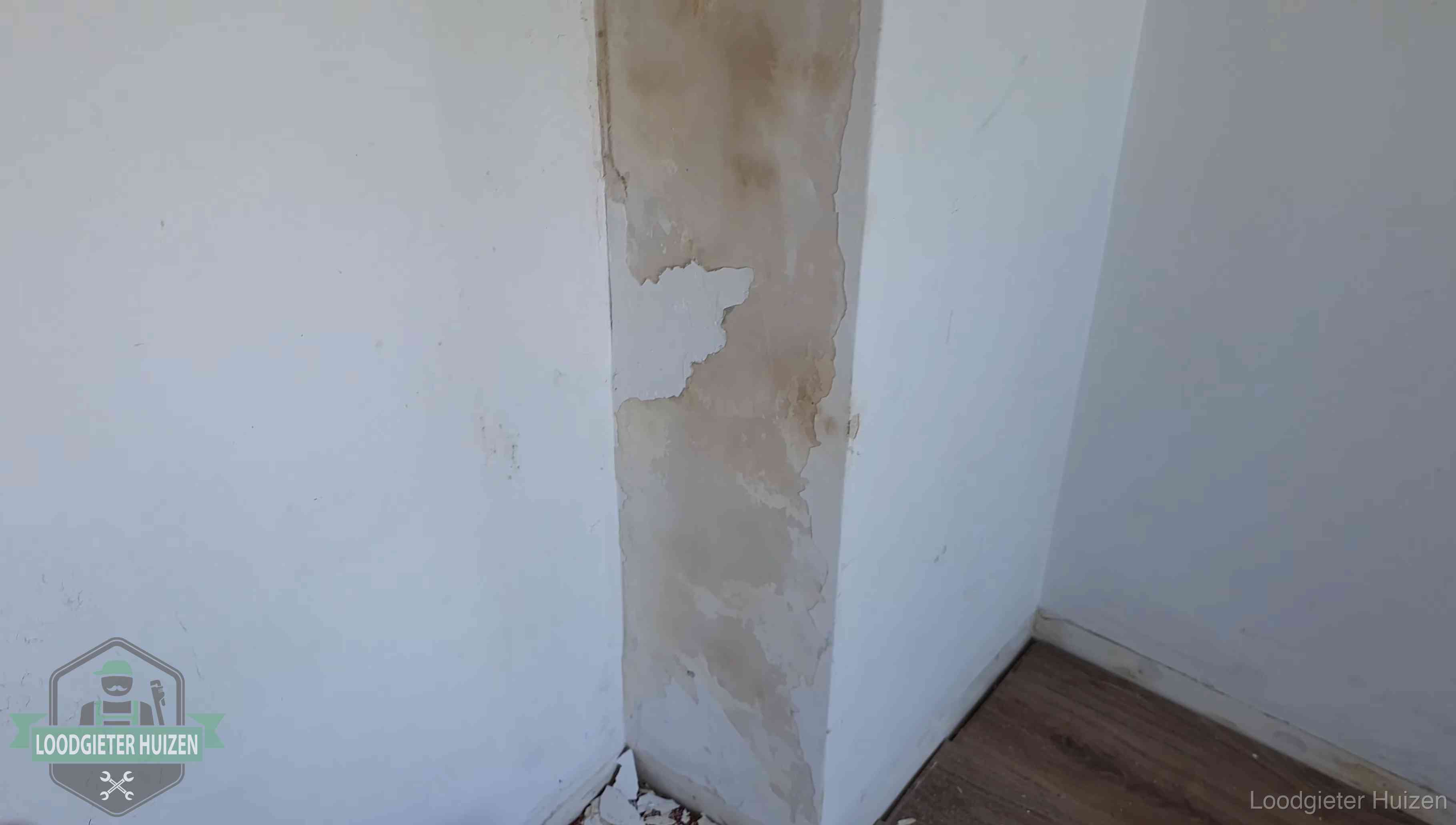 Zelf je dak en plafonds checken in Huizen Vochtdoorslag met bruine plekken op een binnenmuur in Huizen, zichtbaar bij een eigen controle