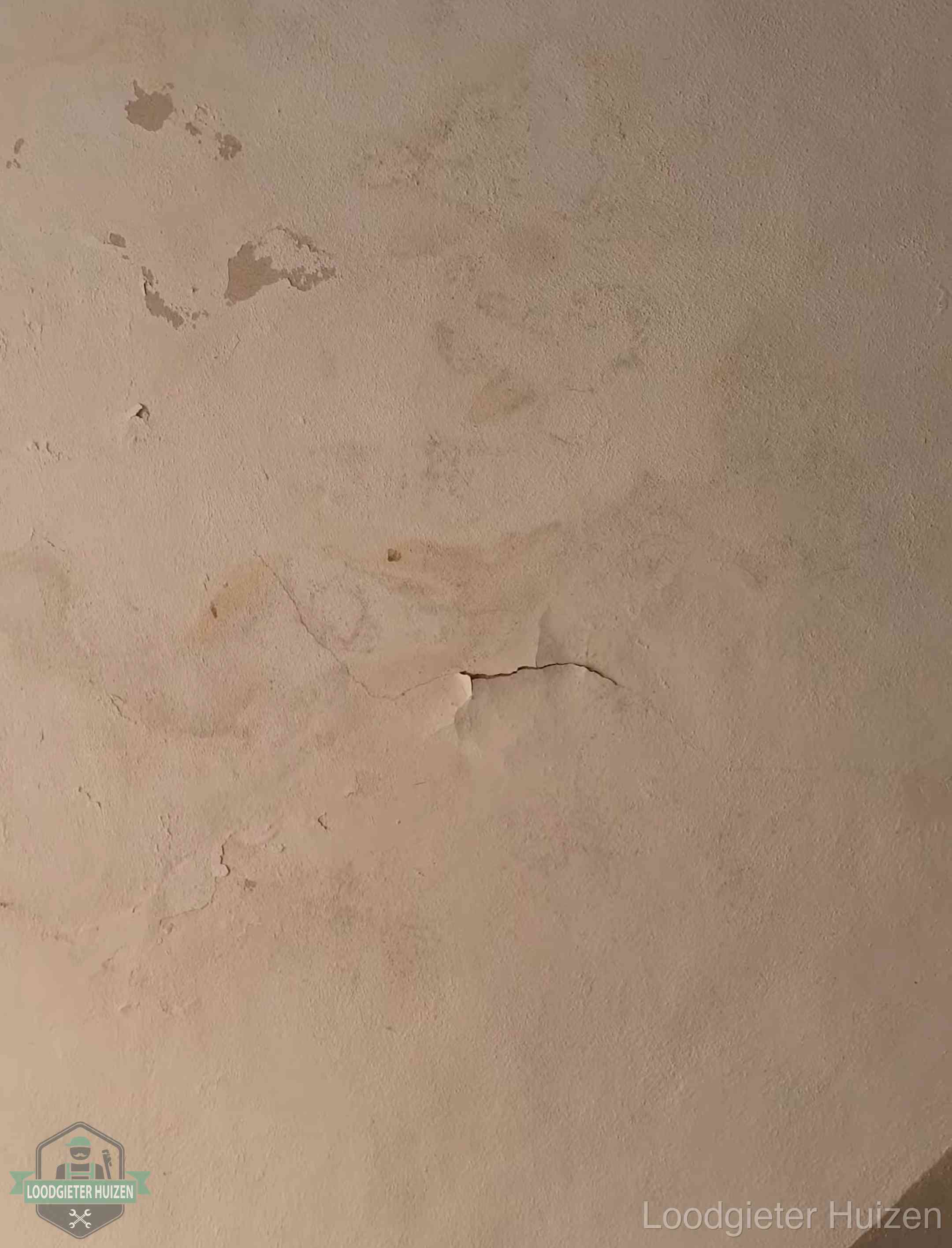 Meetrapport en verzekering in Huizen Vochtkringen en afbladderende verf op een plafond in Huizen, schade voor het meetrapport en de verzekering
