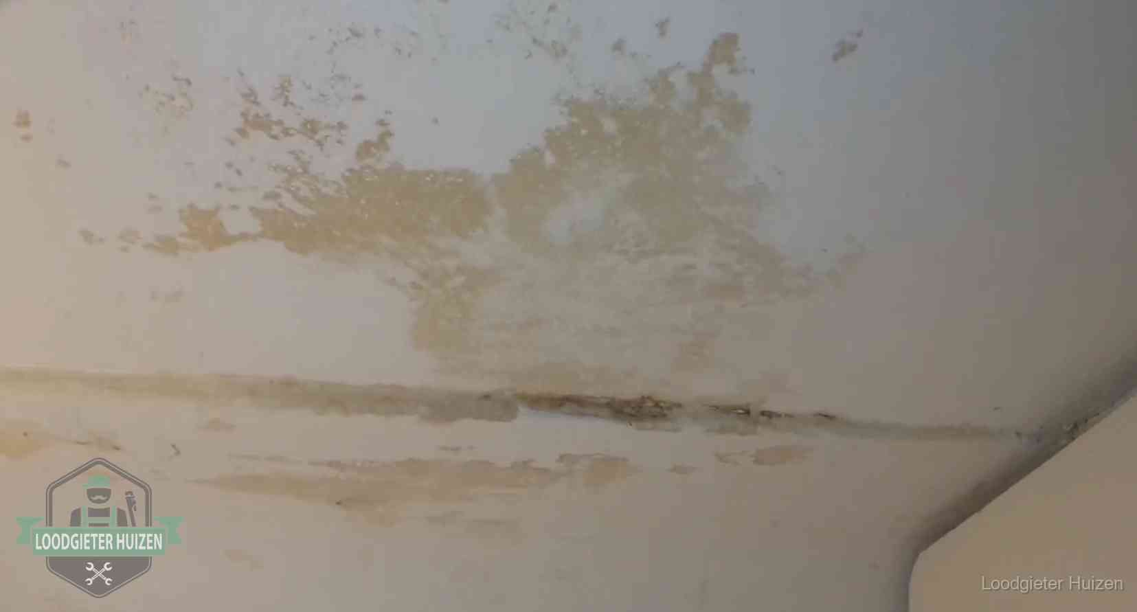 Watervlekken op een plafond in Huizen, schade die je bij de verzekering meldt