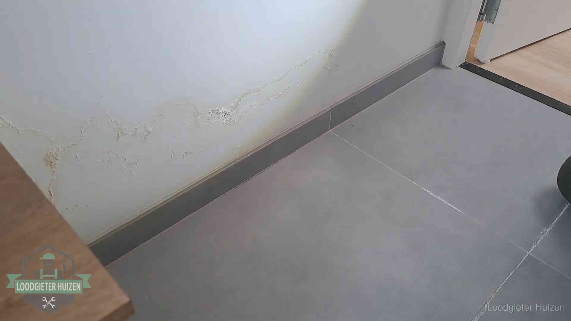 Verzekering en daklekkage in Huizen Waterschade met kalkuitbloeiing op een binnenwand in Huizen, vastgelegd voor de verzekering