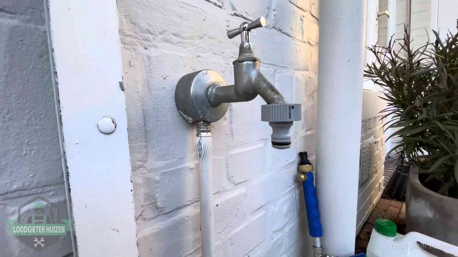 Hoge waterrekening in Huizen Buitenkraan met slangaansluiting bij een woning in Huizen, sluipverbruik zie je terug op de waterrekening