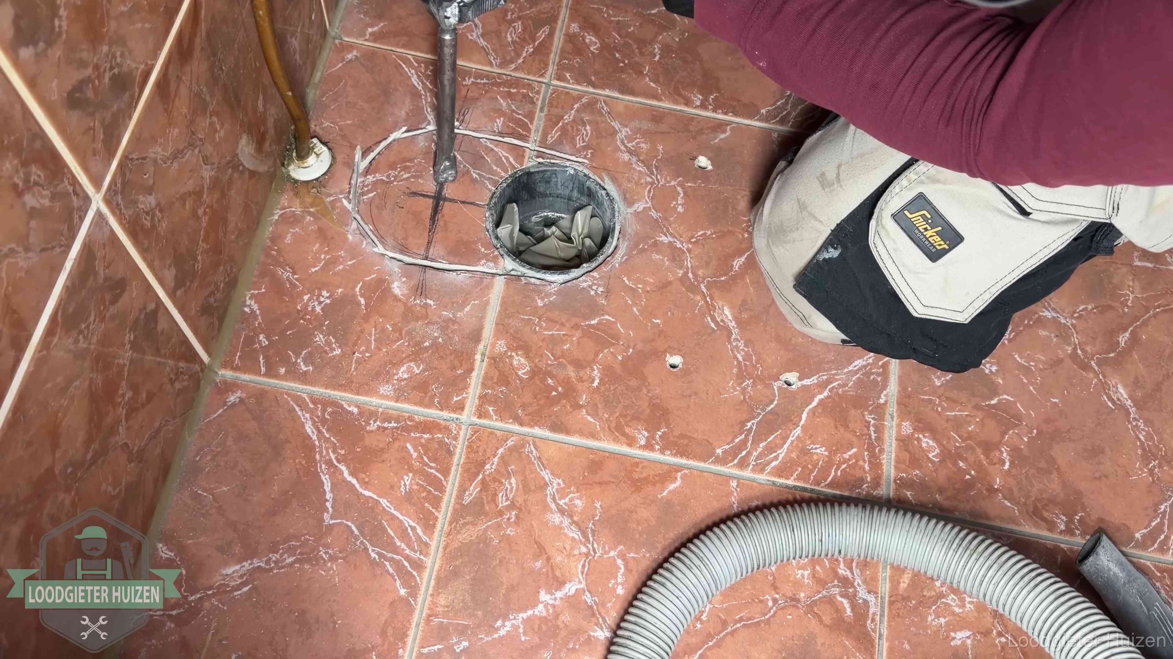 Wc-pot demonteren en terugplaatsen in Huizen Open rioolaansluiting in de vloer waar de wc-pot is gedemonteerd in Huizen