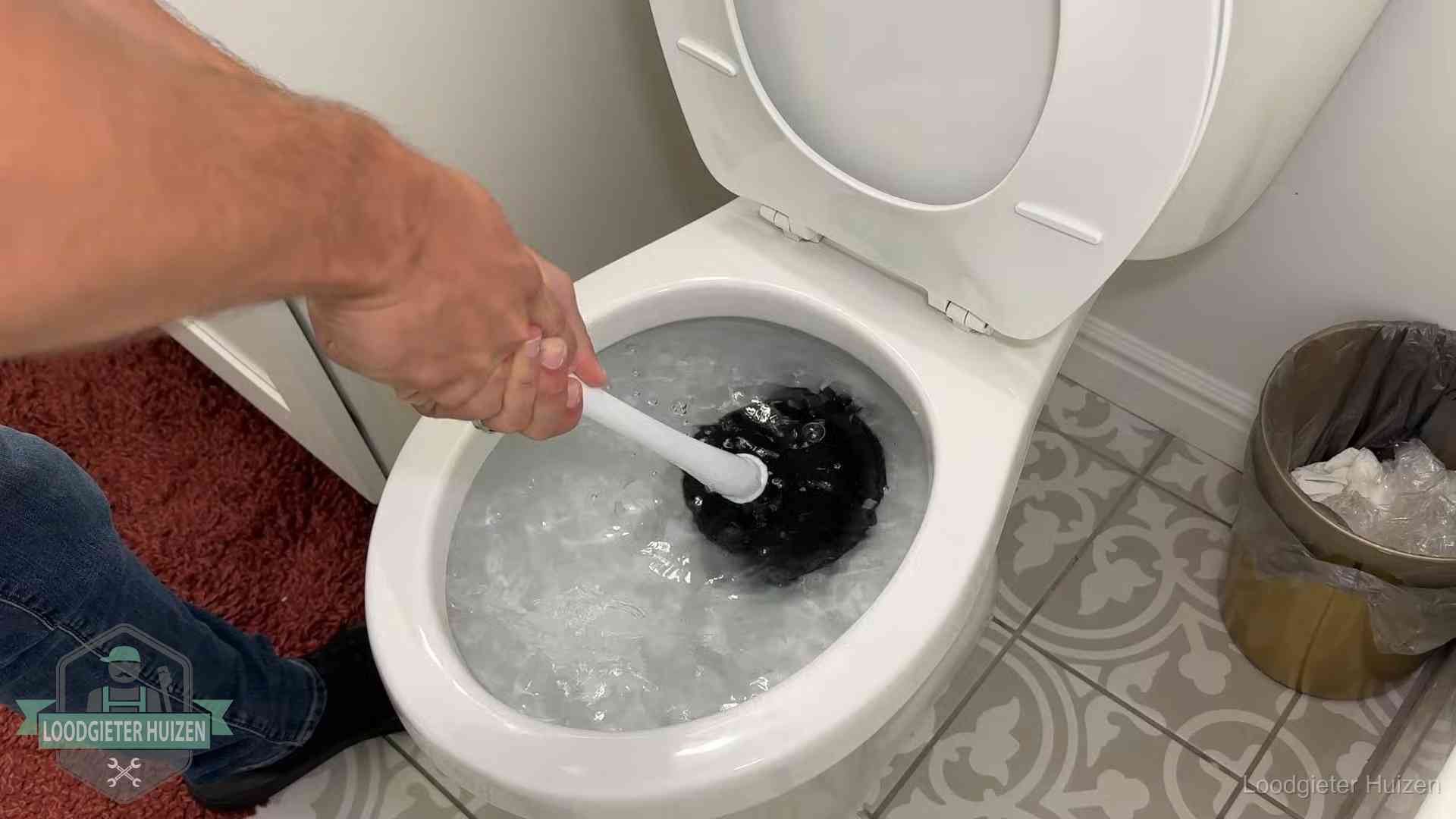 Zelf je wc ontstoppen in Huizen Zelf de wc ontstoppen met een plopper in Huizen, het water kolkt in de pot