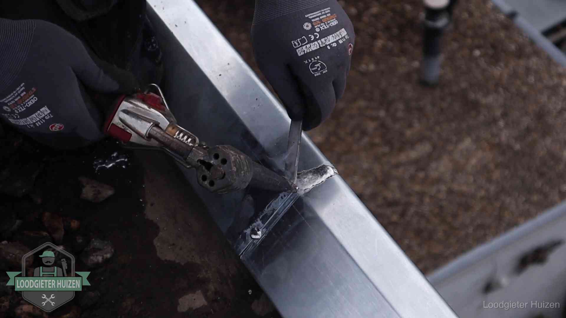 Fouten bij zelf daklekkage repareren in Huizen Zinken naad solderen op een dak in Huizen, vakwerk waar het bij zelf repareren vaak misgaat