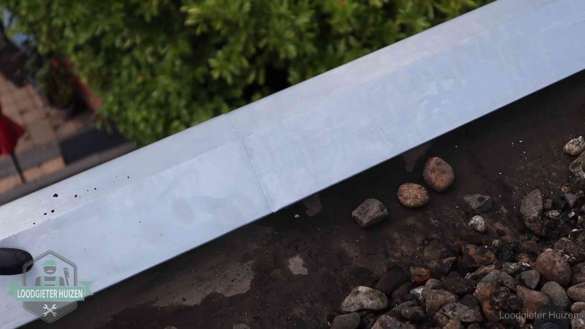 Garantie op dakwerk in Huizen Strak gesoldeerd naaddetail in een zinken daktrim op een dak in Huizen